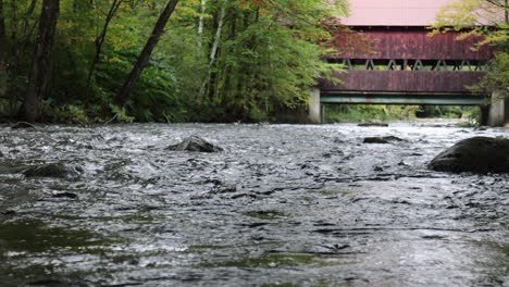 Kleiner-Fluss-Bei-Der-Brücke