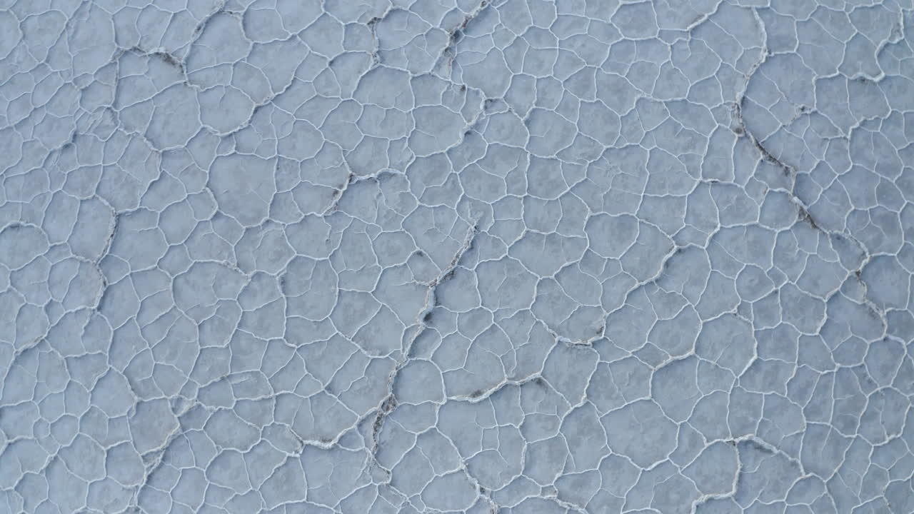 미국 캘리포니아주 데스밸리 국립공원에 있는 육각형 모양의 소금 평원 위로 올라가는 드론 항공 영상