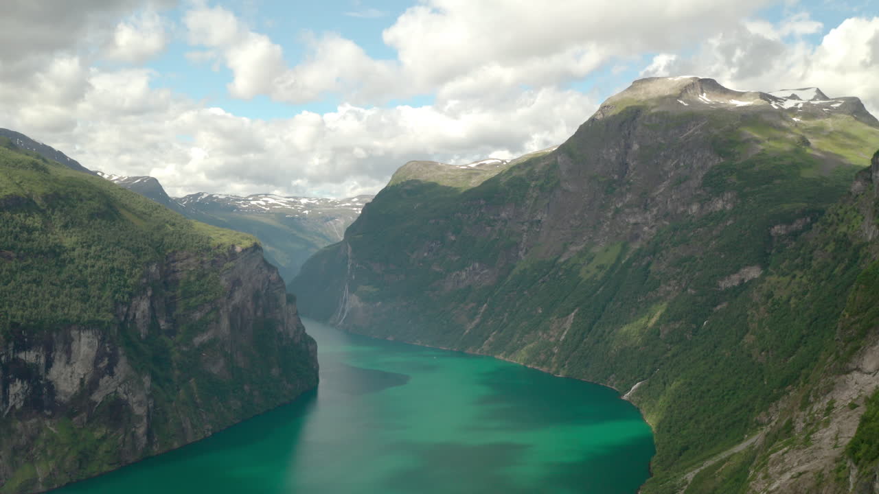 Panorama pittoresco del fiordo di Geiranger e della fattoria di montagna Skageflå sul ripido pendio dal punto panoramico di Ørnesvingen a Valldal, Norvegia.