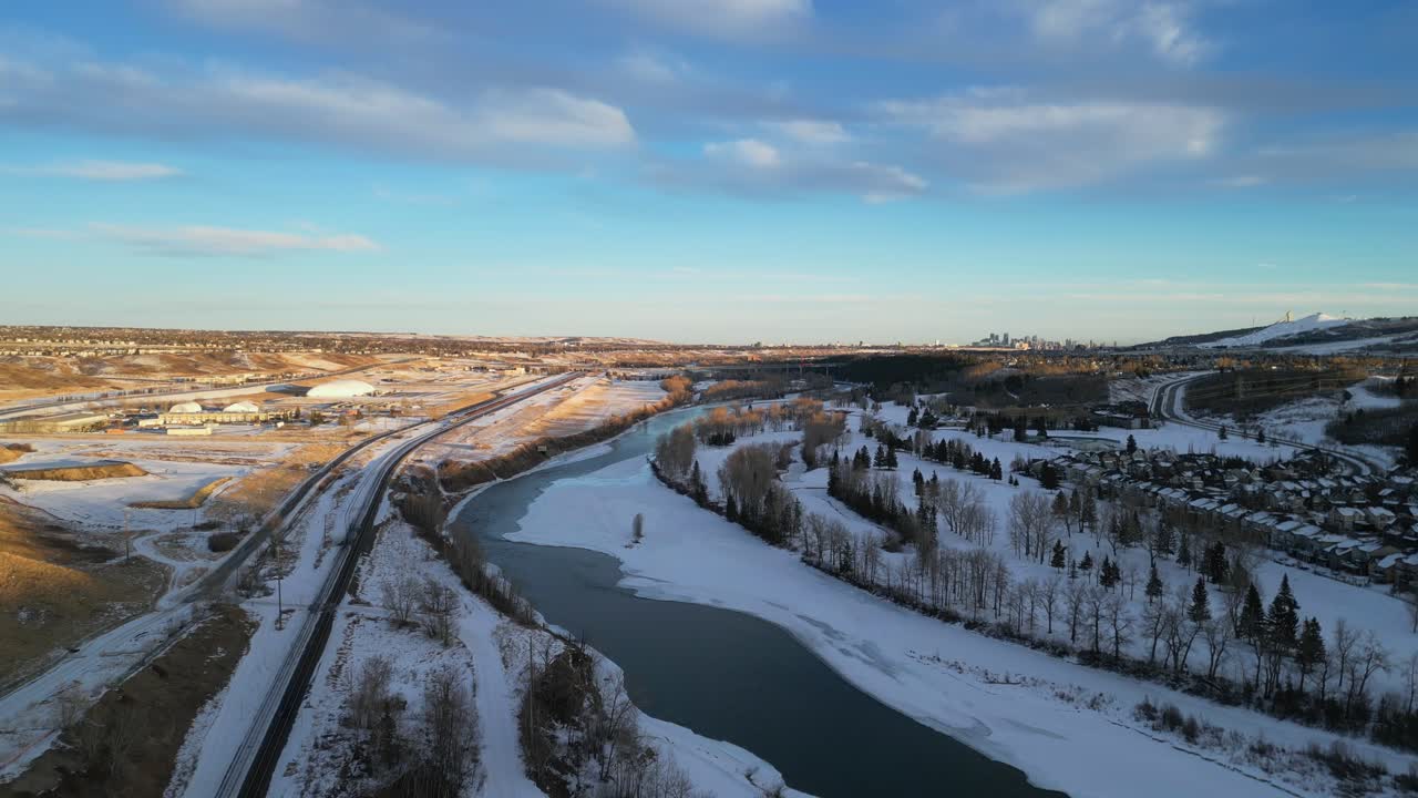 la comunidad de la cresta del valle en calgary alberta se ve desde una vista aérea de drones durante la puesta de sol