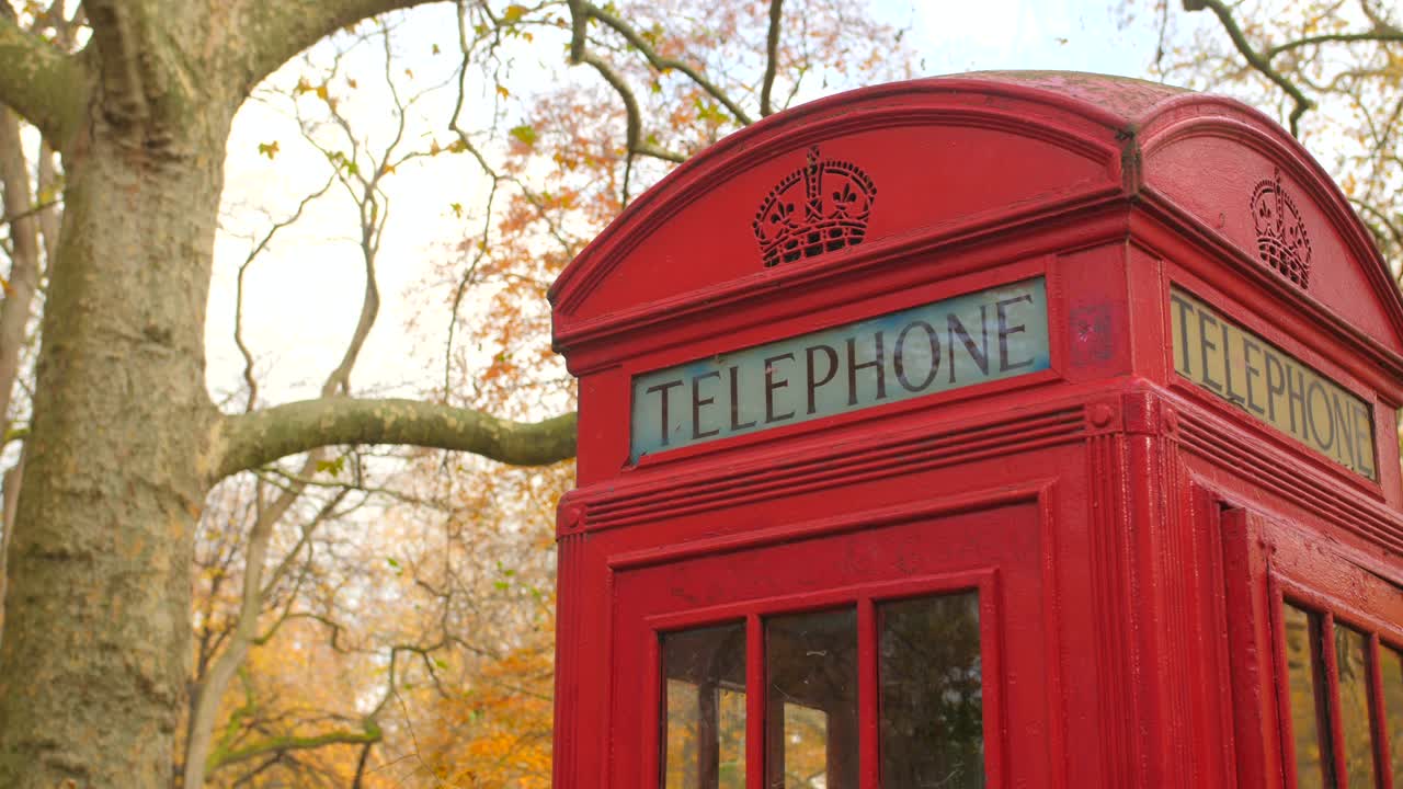 런던, 영국, 영국의 가을 도시 공원에 있는 오래된 빨간 전화 부스