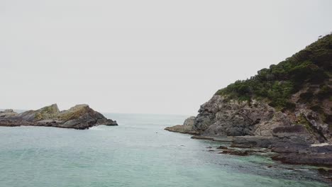 Drohne-Fliegt-In-Richtung-Seal-Rocks-NSW-Bewölkter-Himmel