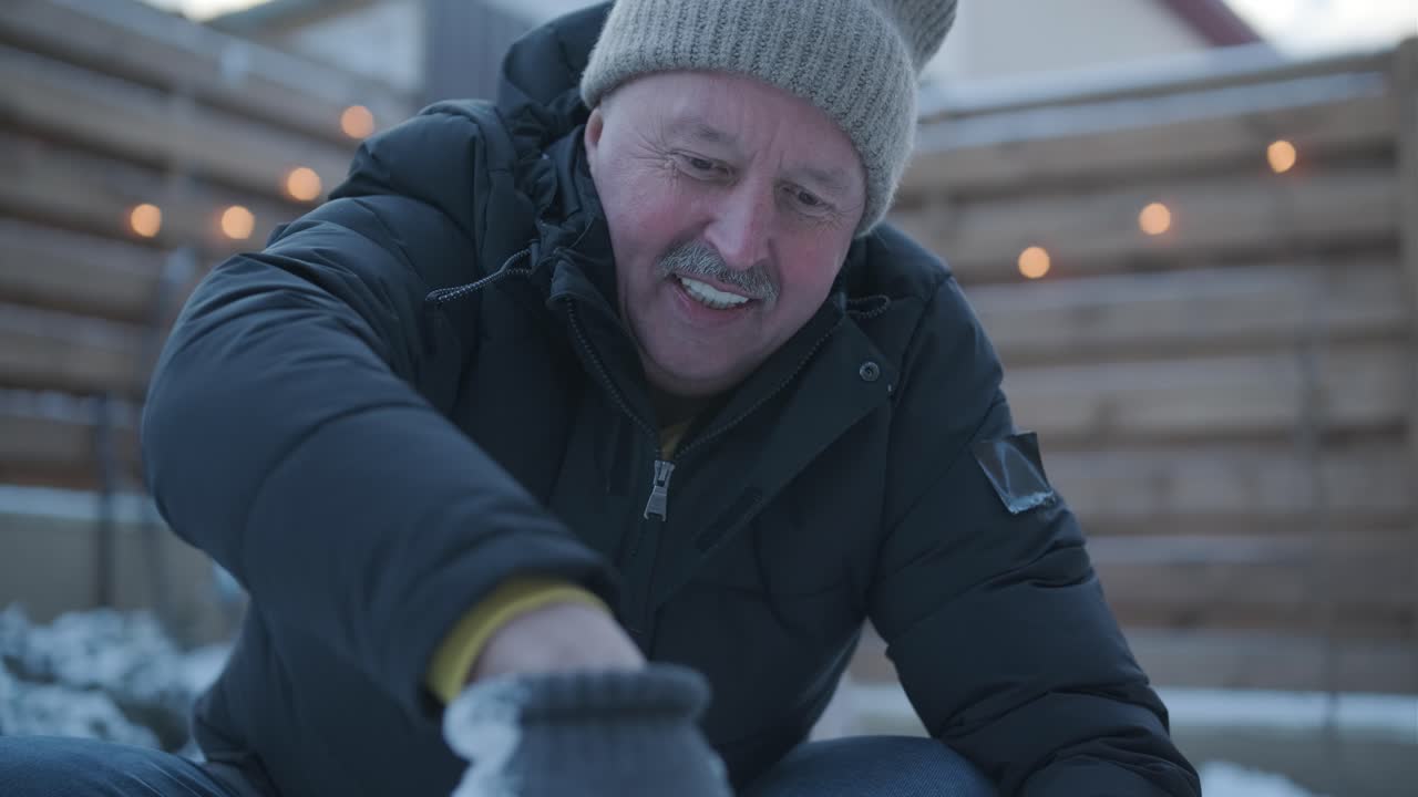 Nonno e nipote si divertono sulla neve