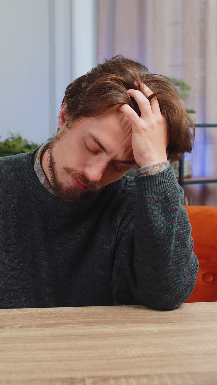 Uomo caucasico a casa soffre di una situazione ingiusta problema di rottura depresso che si sente male burnout