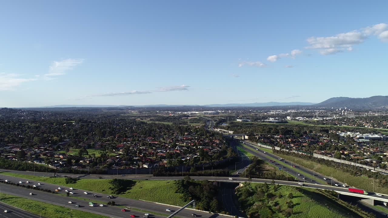 여름날 오후 분주한 주요 고속도로 인터체인지 위로 무리를 지어 날아가는 새들