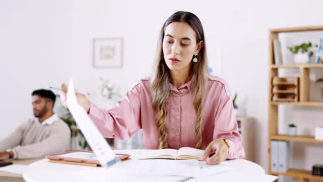 mujer de negocios, escritura y análisis