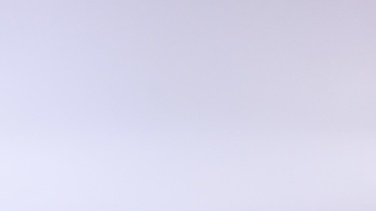 una pelota rosa rebota en una superficie blanca