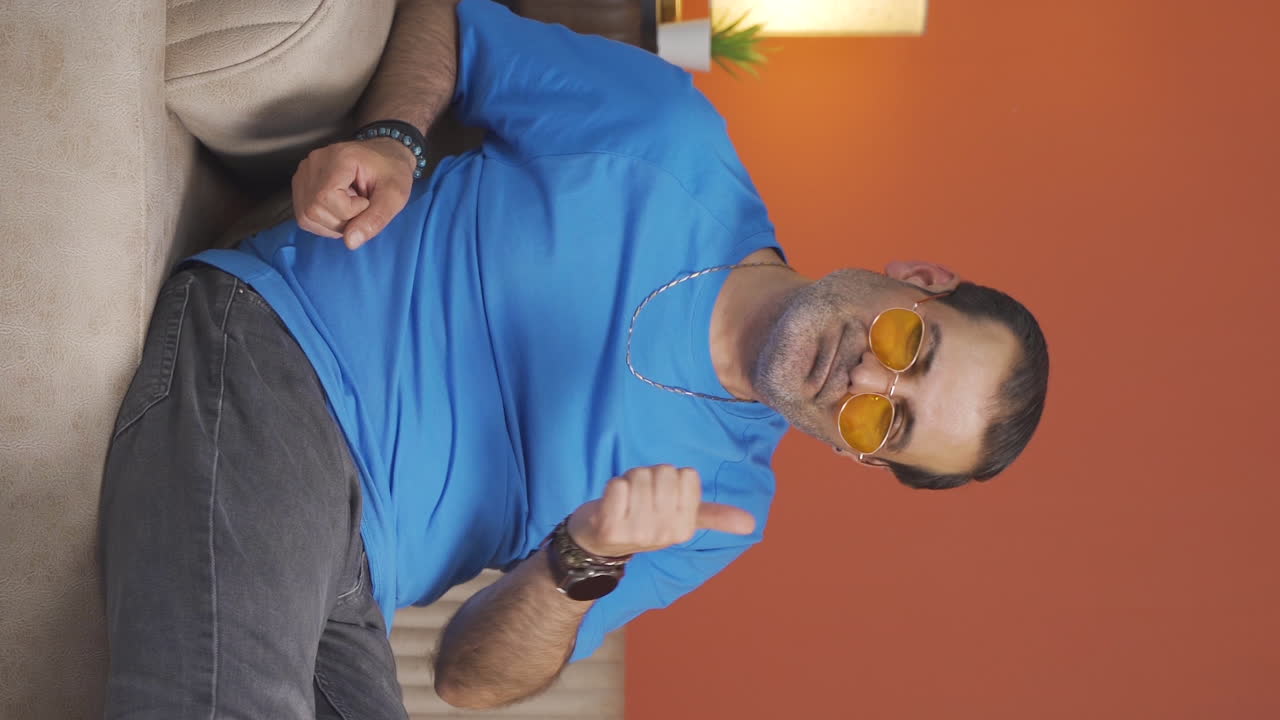 Video verticale dell'uomo che ha apprezzato e approvato le notizie che ha sentito