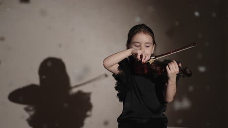 young girl playing violin