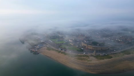 An-Einem-Nebligen-Sommermorgen-In-Fleetwood,-Lancashire,-Großbritannien,-Nähert-Sich-Die-Neblige-Landzunge-Der-Stadt-In-Großer-Höhe