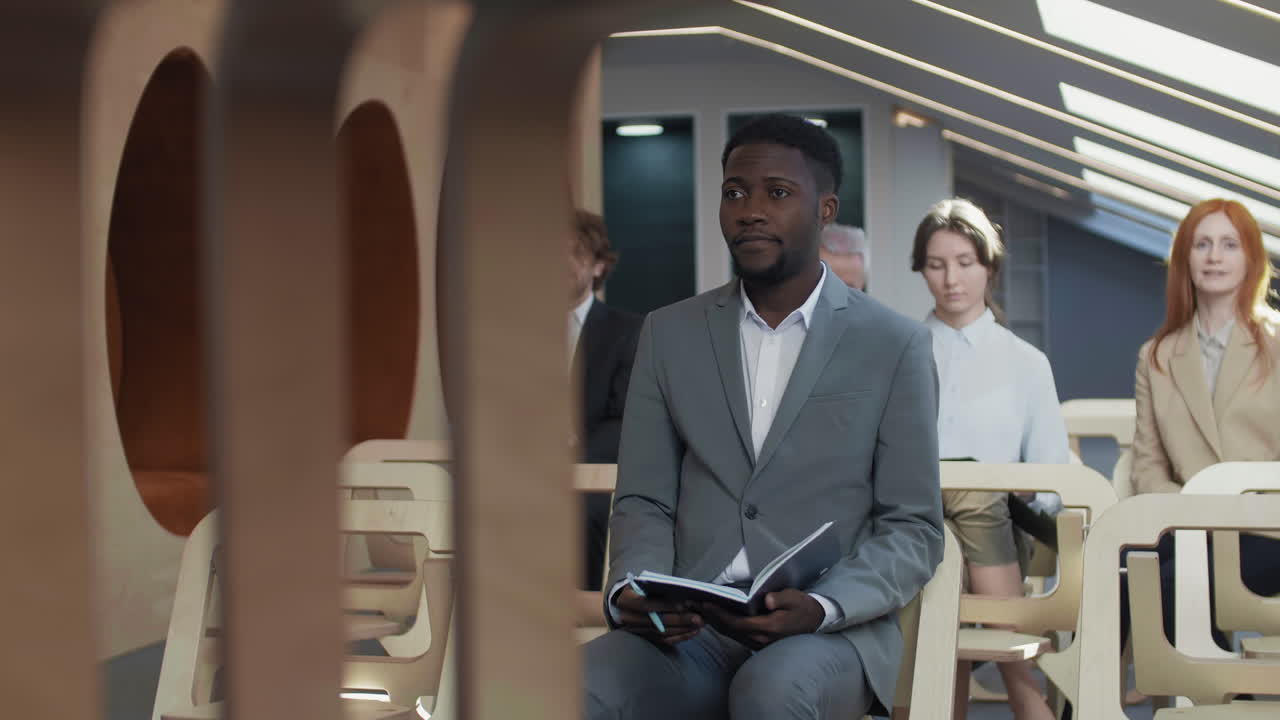 hombre africano haciendo preguntas durante la conferencia de prensa