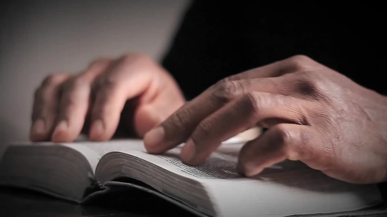 Vídeo de stock de manos rezando con cruz con personas