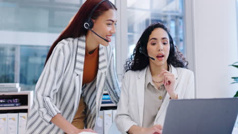 centro de llamadas, mujeres y gerente de equipo en la computadora portátil