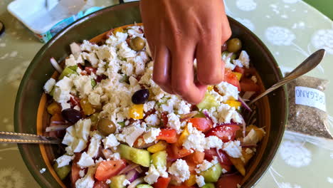 preparando ensalada griega en casa, vista de cerca