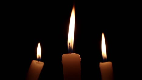 velas encendidas con fondo negro 1