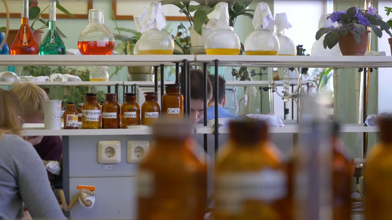 화학 실험실에서 일하는 학생들