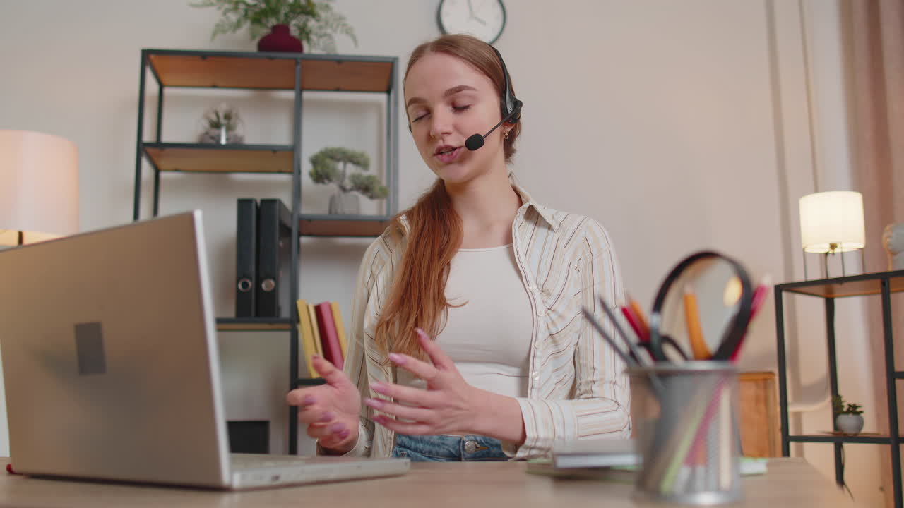 Donna freelance indossa le cuffie fa videochiamate insegna tutoring parla su laptop in ufficio a casa