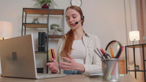 Mujer-Independiente-Usa-Auriculares-Hace-Videollamadas-Enseñando-Tutoría-Hablando-En-Una-Computadora-Portátil-En-La-Oficina-En-Casa