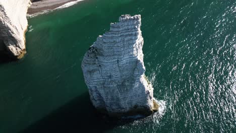 Grandes-Y-Hermosos-Acantilados-De-Tiza-Que-Crecen-En-El-Mar,-Océano-Atlántico,-Drone,-Francia,-Etretat