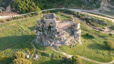 toma aérea del histórico fuerte mseilha, batroun, líbano, oriente medio