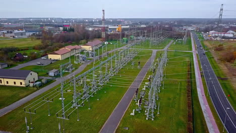 vista aérea de la subestación eléctrica de alto voltaje en el campo