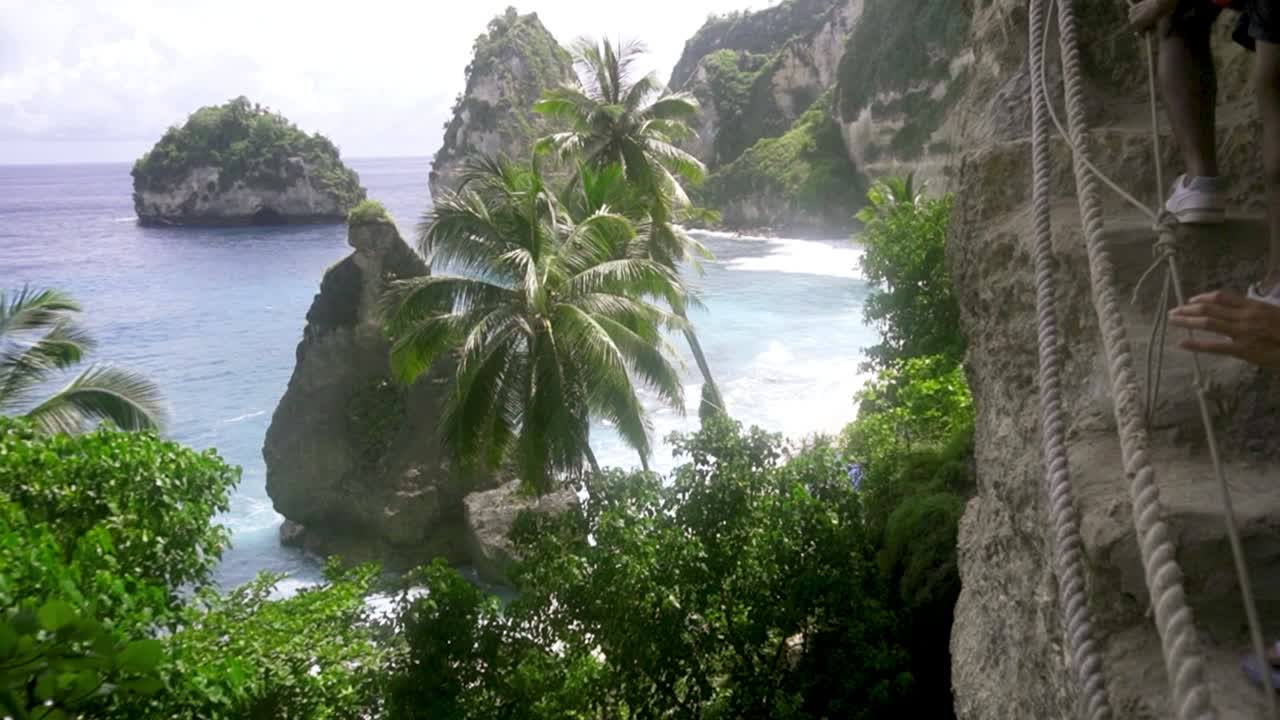 Pemandangan indah dari atas Pantai Diamond di Nusa Penida dengan tangga menuju ke pantai.