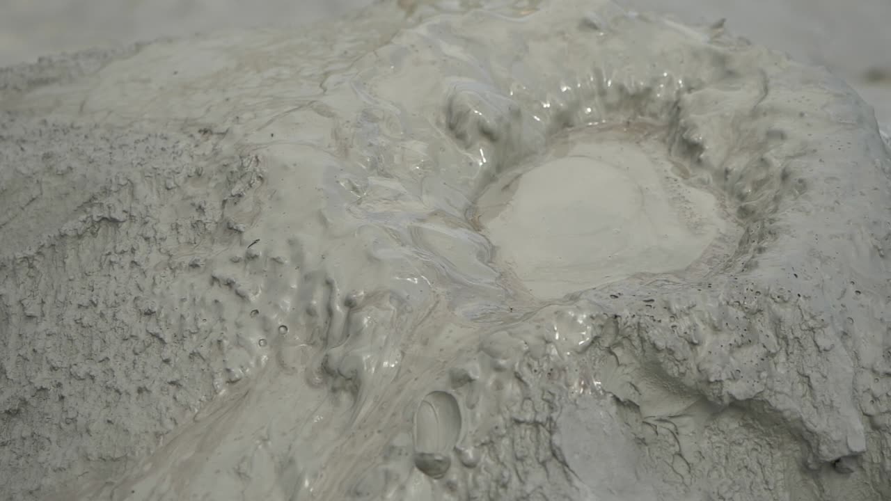 increíble primer plano de barro hirviendo lava lenta, volcán de lodo rumania