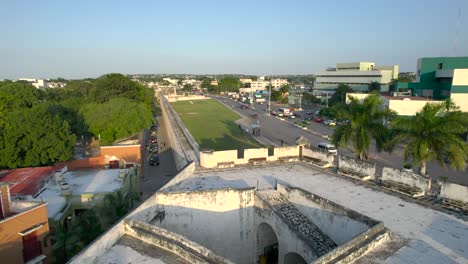 fpv vista de la muralla de campeche en mexico