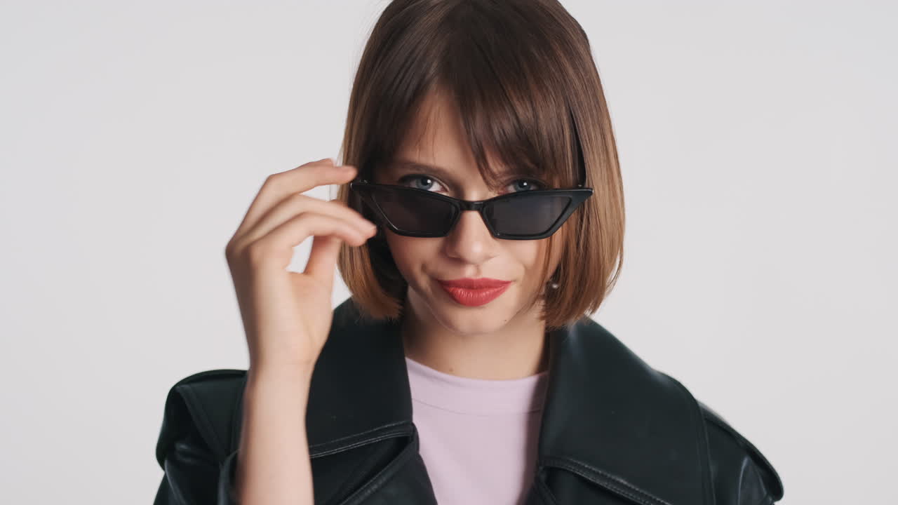 mujer moderna genial posando en aspecto de cuero