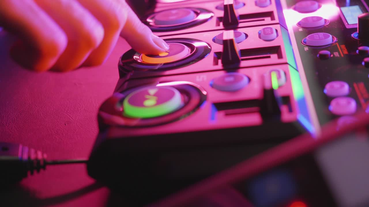 mezclador de sonido utilizado por un profesional de sonido. de cerca.