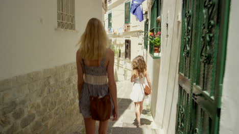 Tourist,-friends-and-Italy-travel-while-walking