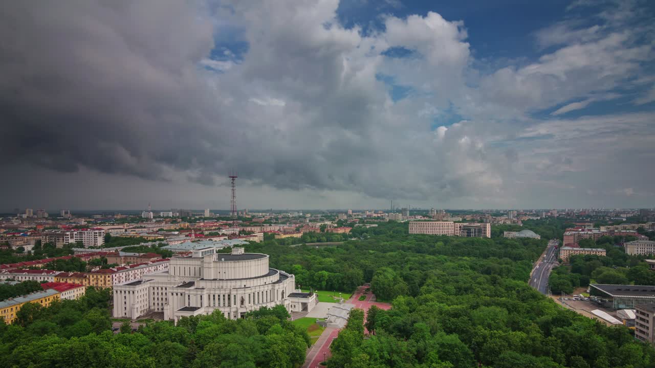 verano cielo lluvioso minsk ciudad teatro de ópera parque techo panorama 4k timelapse bielorrusia