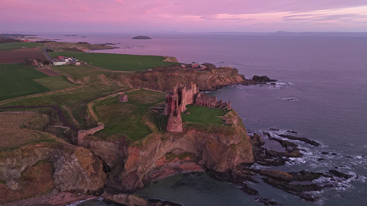 Ruínas do Castelo de Tantallon com vista para o mar ao nascer do sol