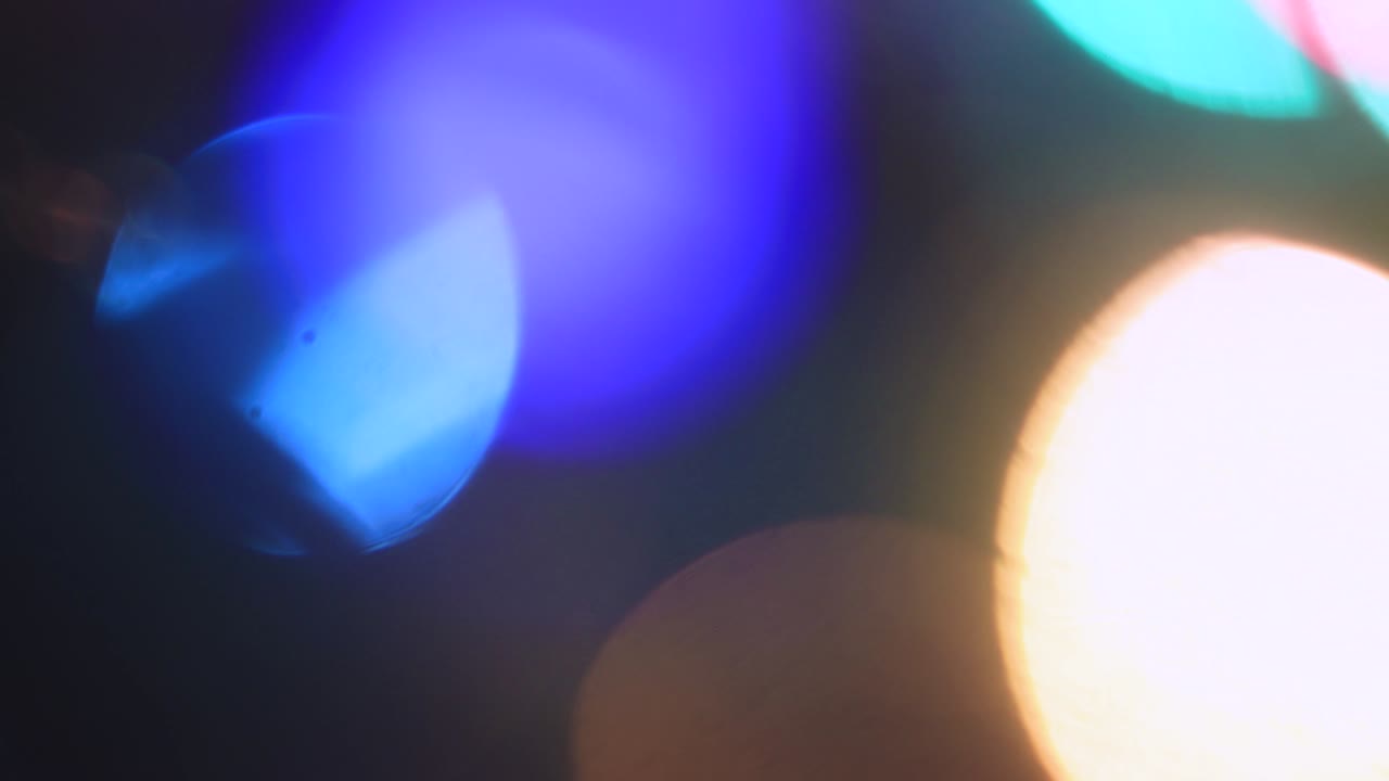 fuera de foco, las luces de navidad de colores arden y brillan misteriosamente.