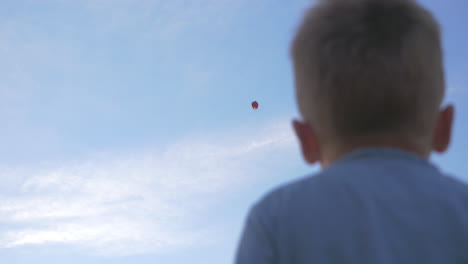 Niño-Saludando-A-La-Linterna-Del-Cielo