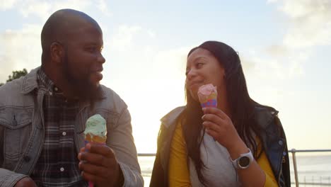 pareja feliz interactuando entre sí en un día soleado 4k