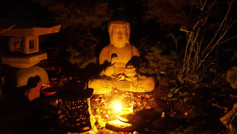 Eine-Buddha-Statue,-Lampen-Und-Räucherstäbchen-Sind-Im-Zeitraffer-Zu-Sehen