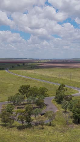 vista aérea de campos bajo un cielo nublado