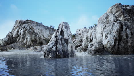 costa rocosa en la marea baja