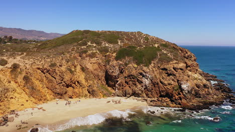 un dron aéreo revela una toma de la icónica playa estatal de point dume en malibú, california, en un día soleado de verano