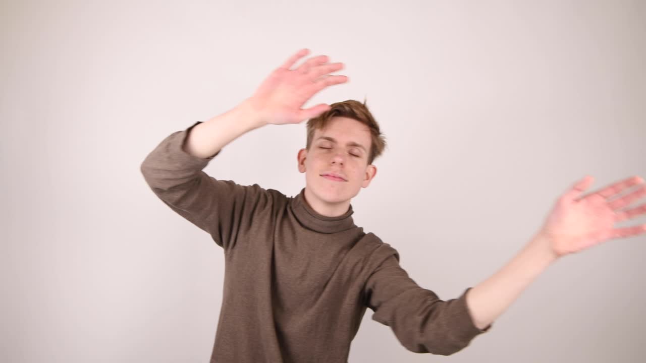 앞뒤로 흔들며 흔들리는 남자