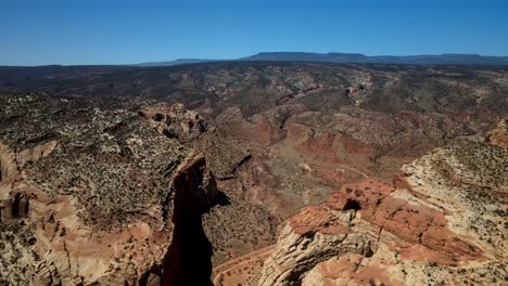 Eine-Drohnen-Landschaftsaufnahme-Des-Capitol-Reef-In-Zeitlupe