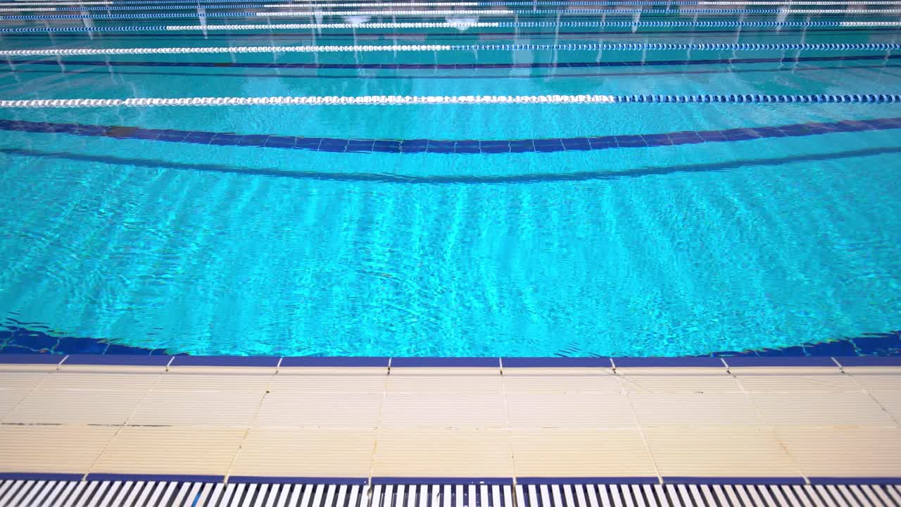 Olympisk svømmebassin baggrund på en lys solskinsdag