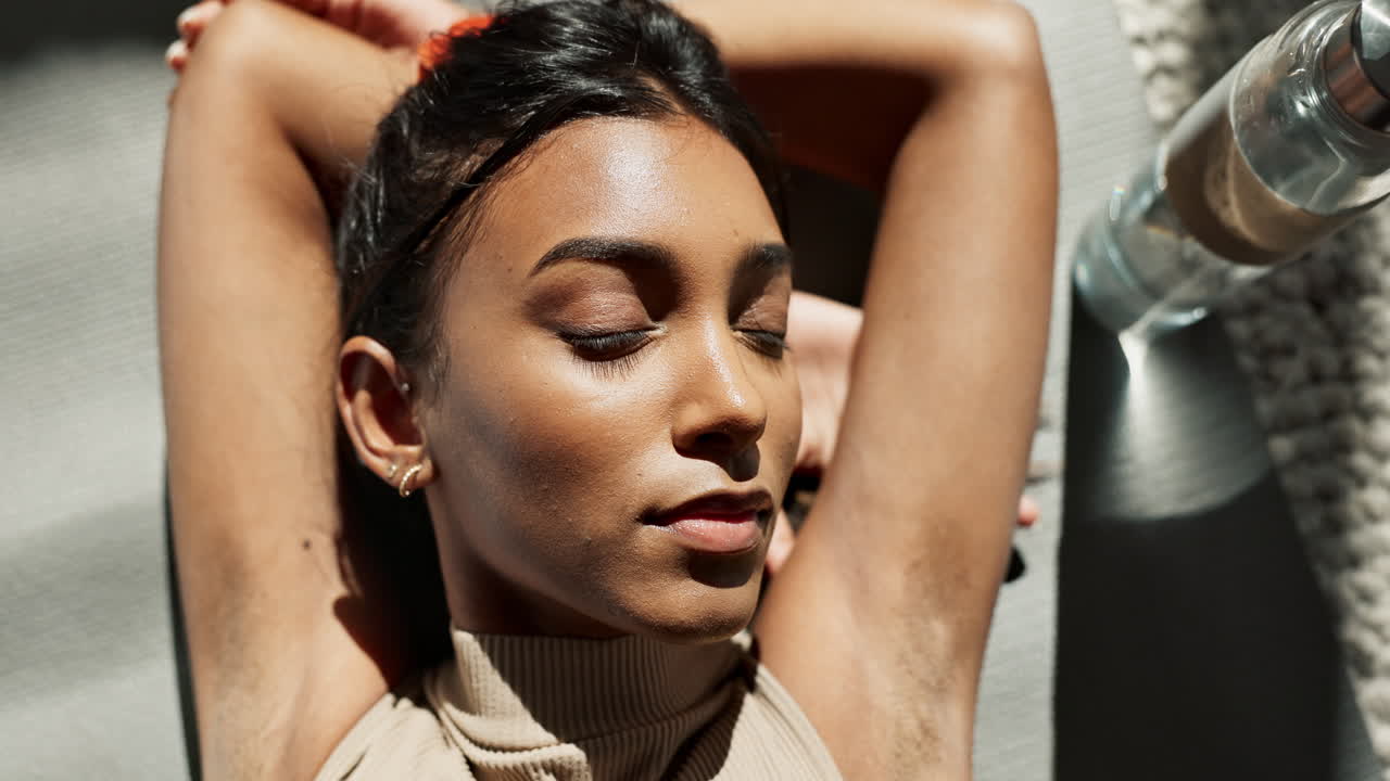 arriba, relajarse y una mujer en el sol en el sofá