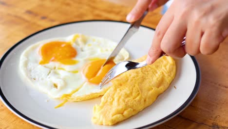 cortar tortilla y huevos en un plato