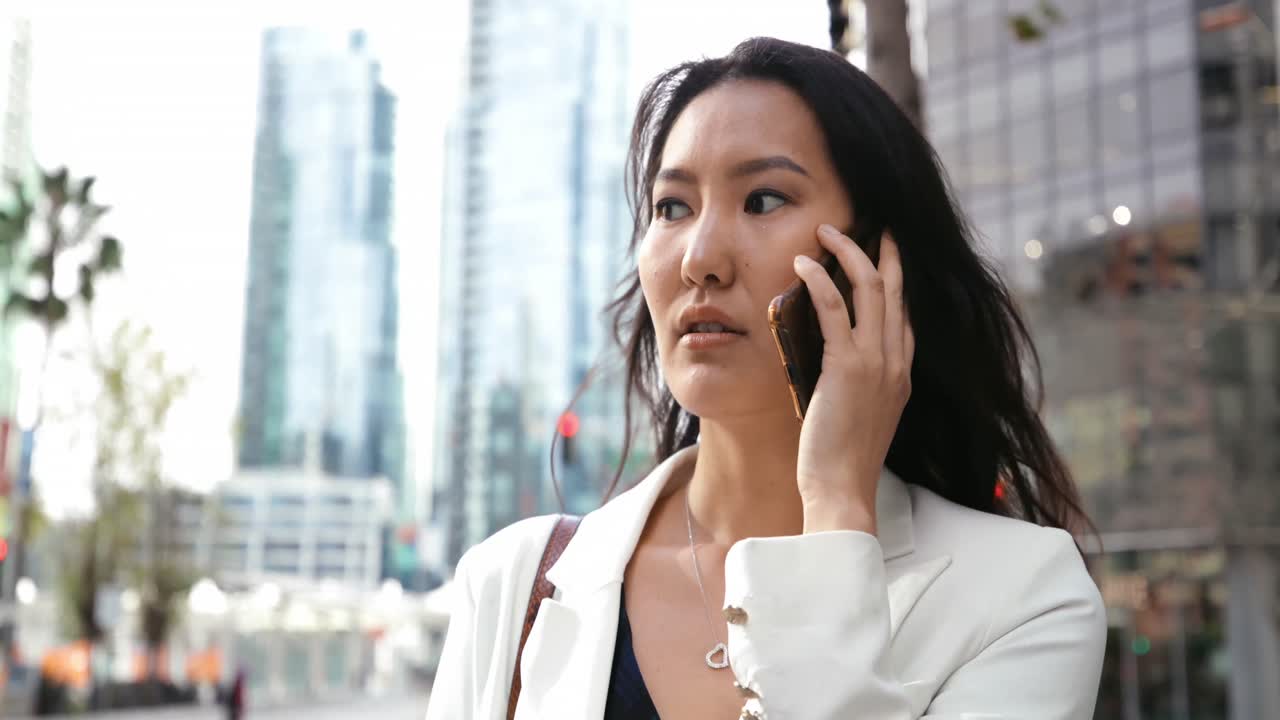 도시에서 도망치는 젊은 여성