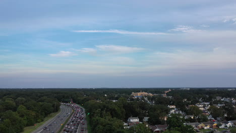 Eine-Luftaufnahme-Neben-Einem-Belebten-Parkway-Am-Abend,-Während-Der-Hauptverkehrszeit