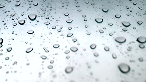 gouttes d'eau sur le verre de la fenêtre, jour de pluie, lumière naturelle