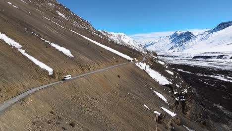 Coche-Todoterreno-Aéreo-En-El-Valle-De-Spiti,-Himachal-Pradesh,-India,-Paisaje-Del-Himalaya