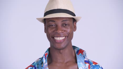 젊은 잘생긴 아프리카 관광객이 휴가를 준비하고 있습니다.